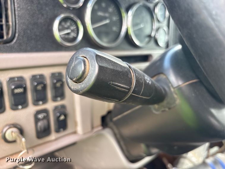 image for item ET7310 2015 Peterbilt 389 semi truck