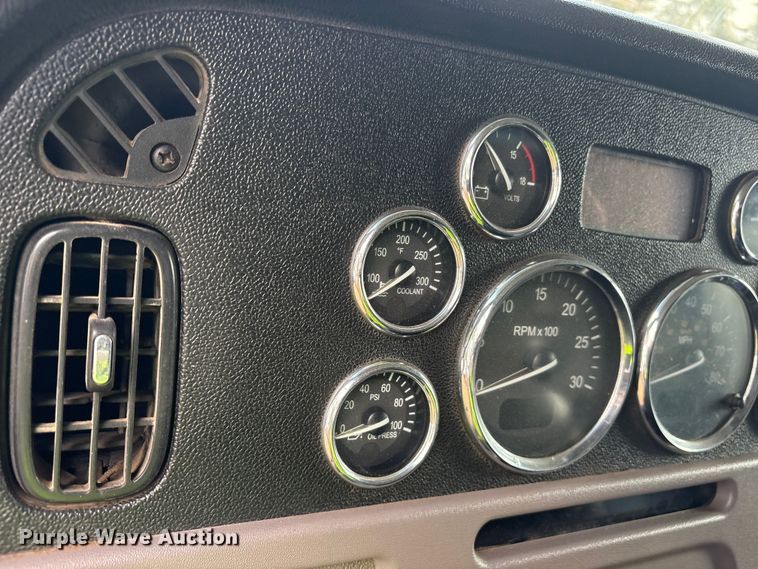 image for item ET7310 2015 Peterbilt 389 semi truck