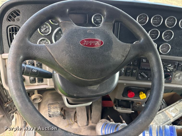 image for item ET7310 2015 Peterbilt 389 semi truck