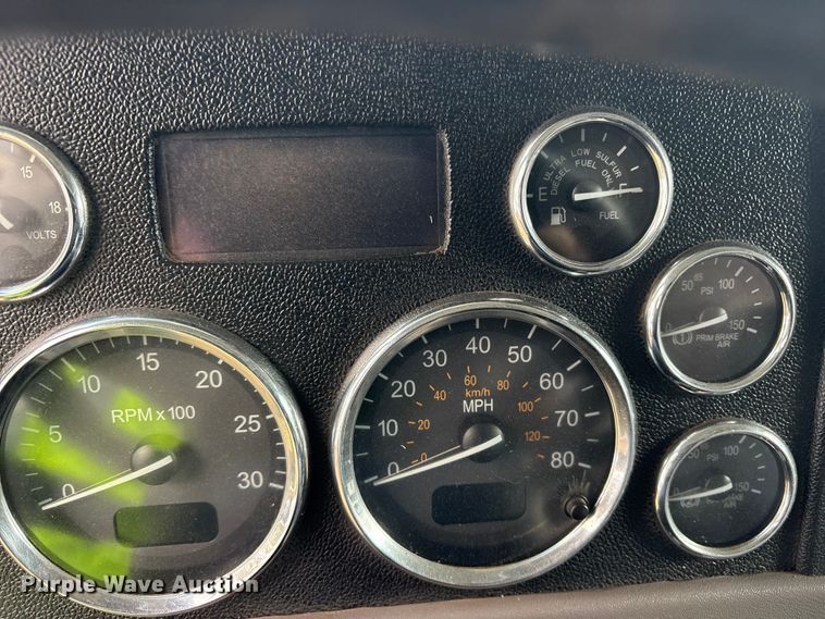 image for item ET7310 2015 Peterbilt 389 semi truck