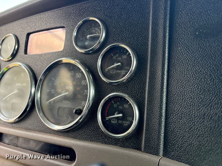 image for item ET7310 2015 Peterbilt 389 semi truck