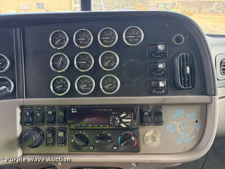 image for item ET7310 2015 Peterbilt 389 semi truck