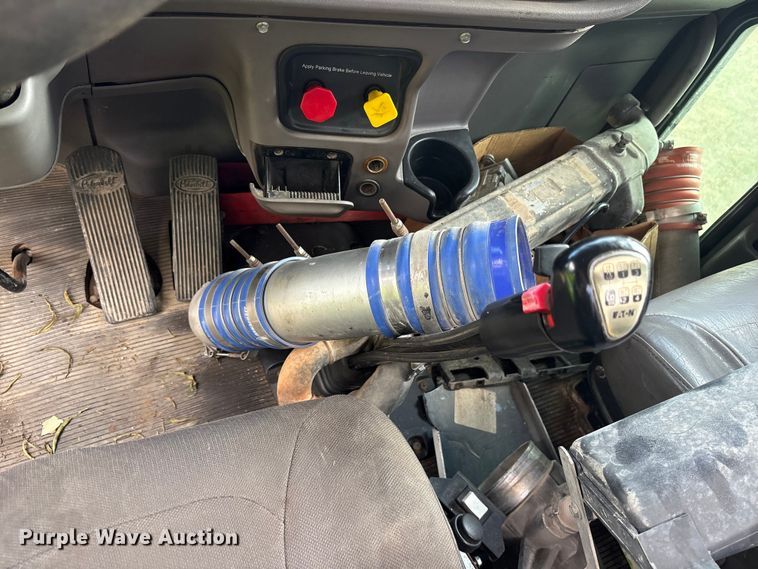 image for item ET7310 2015 Peterbilt 389 semi truck