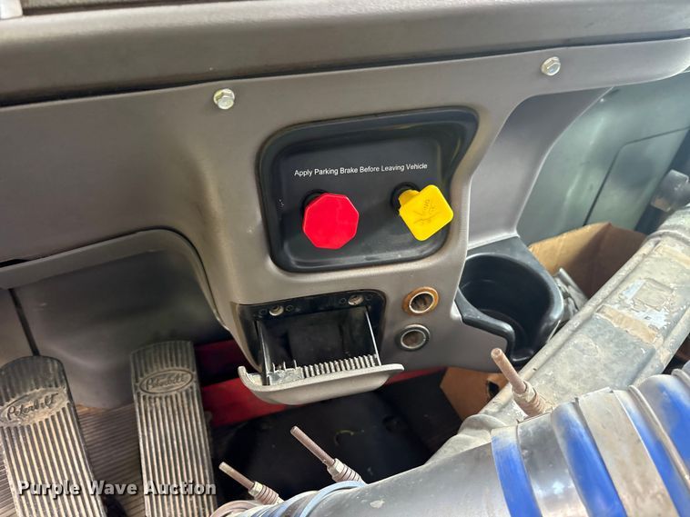 image for item ET7310 2015 Peterbilt 389 semi truck