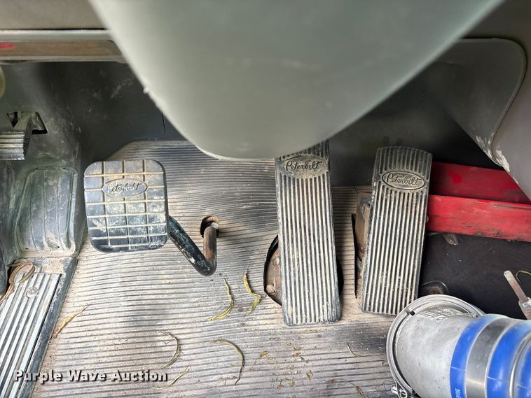 image for item ET7310 2015 Peterbilt 389 semi truck