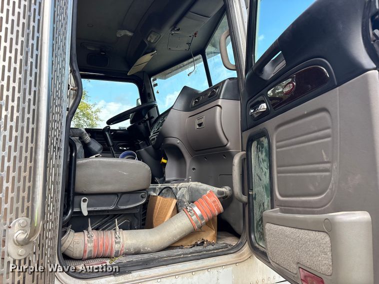 image for item ET7310 2015 Peterbilt 389 semi truck