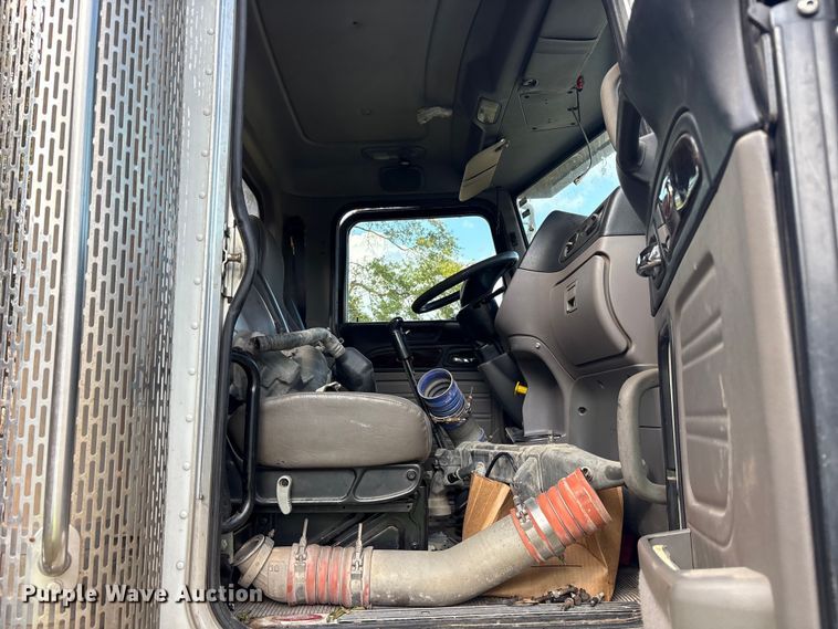 image for item ET7310 2015 Peterbilt 389 semi truck