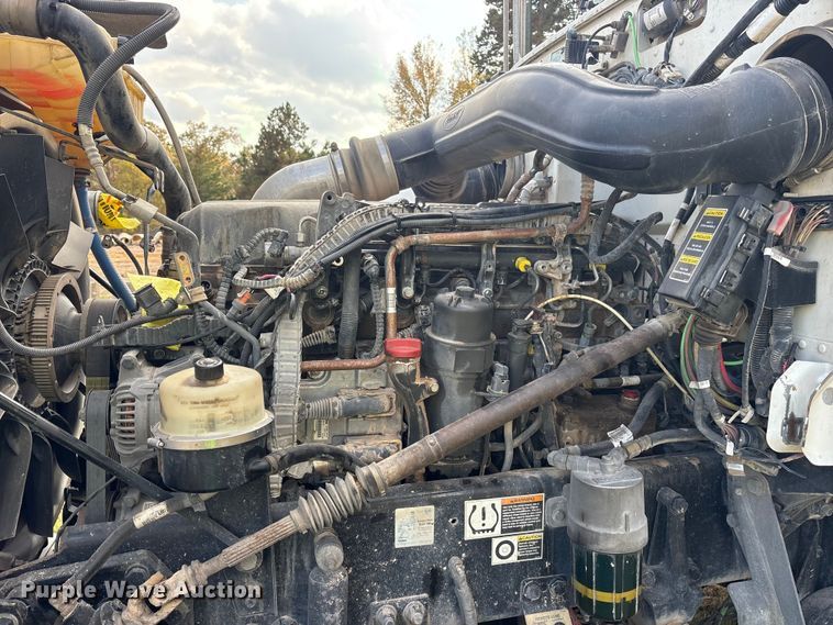 image for item ET7310 2015 Peterbilt 389 semi truck