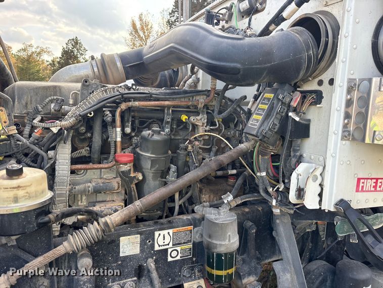 image for item ET7310 2015 Peterbilt 389 semi truck