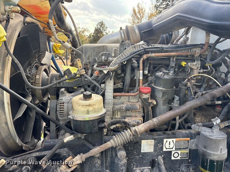 image for item ET7310 2015 Peterbilt 389 semi truck