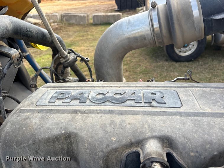 image for item ET7310 2015 Peterbilt 389 semi truck