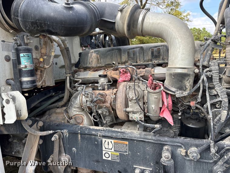 image for item ET7310 2015 Peterbilt 389 semi truck