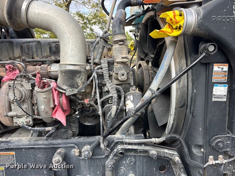 image for item ET7310 2015 Peterbilt 389 semi truck