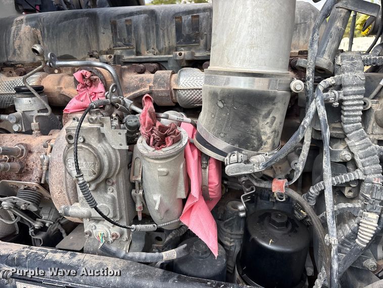 image for item ET7310 2015 Peterbilt 389 semi truck