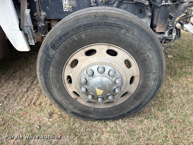 image for item ET7310 2015 Peterbilt 389 semi truck