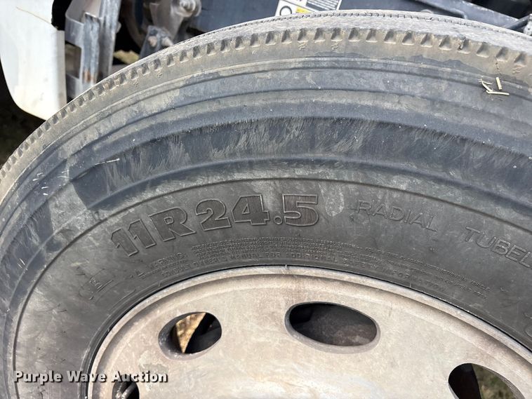 image for item ET7310 2015 Peterbilt 389 semi truck