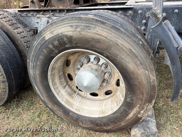 image for item ET7310 2015 Peterbilt 389 semi truck