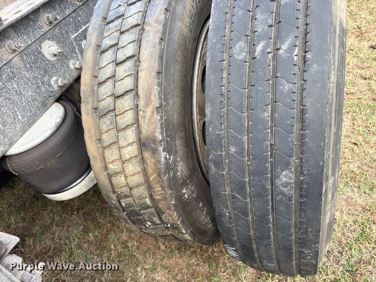 image for item ET7310 2015 Peterbilt 389 semi truck