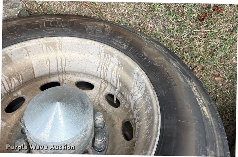 image for item ET7310 2015 Peterbilt 389 semi truck