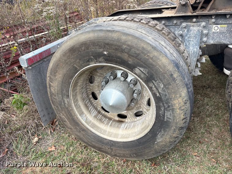 image for item ET7310 2015 Peterbilt 389 semi truck