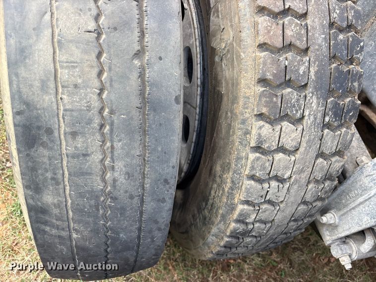 image for item ET7310 2015 Peterbilt 389 semi truck