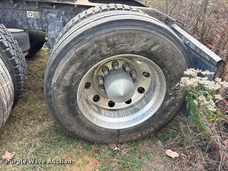 image for item ET7310 2015 Peterbilt 389 semi truck