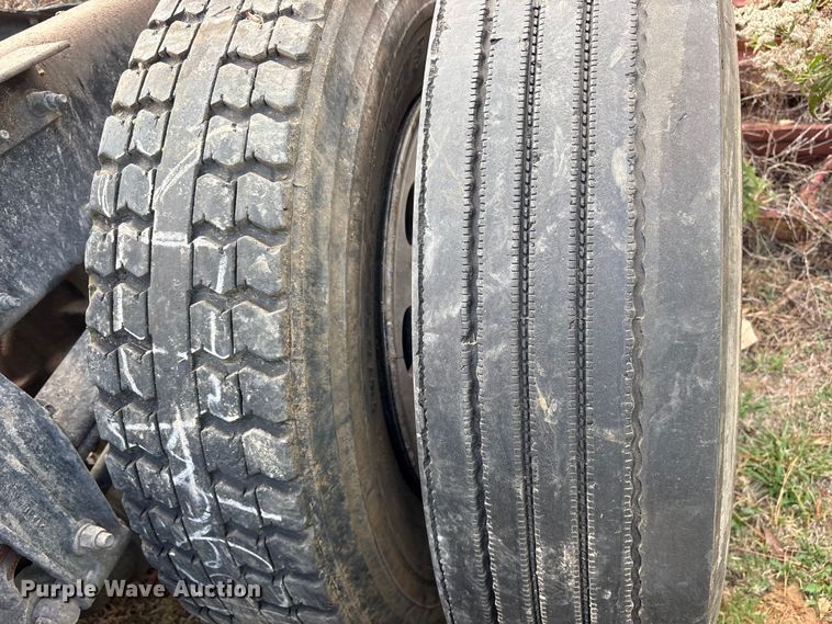 image for item ET7310 2015 Peterbilt 389 semi truck