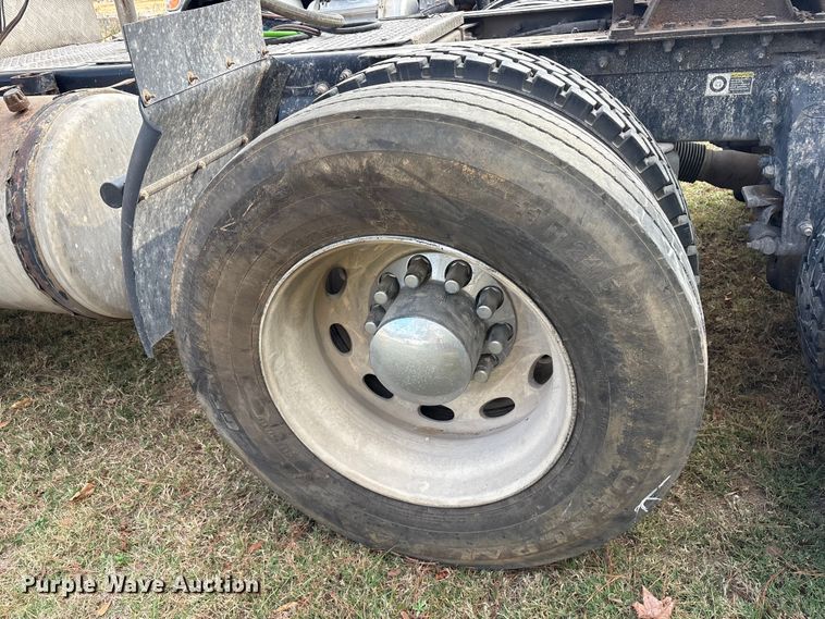 image for item ET7310 2015 Peterbilt 389 semi truck