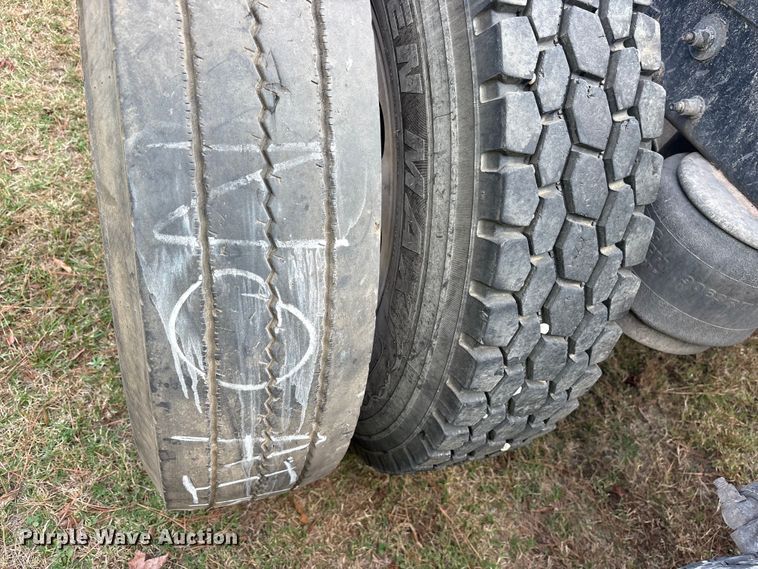 image for item ET7310 2015 Peterbilt 389 semi truck