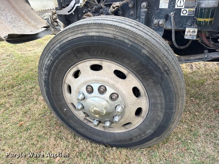 image for item ET7310 2015 Peterbilt 389 semi truck