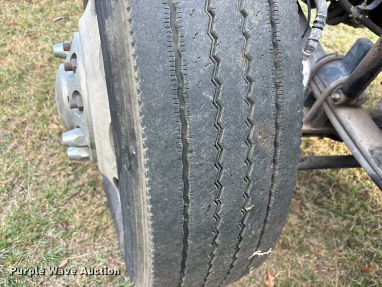 image for item ET7310 2015 Peterbilt 389 semi truck