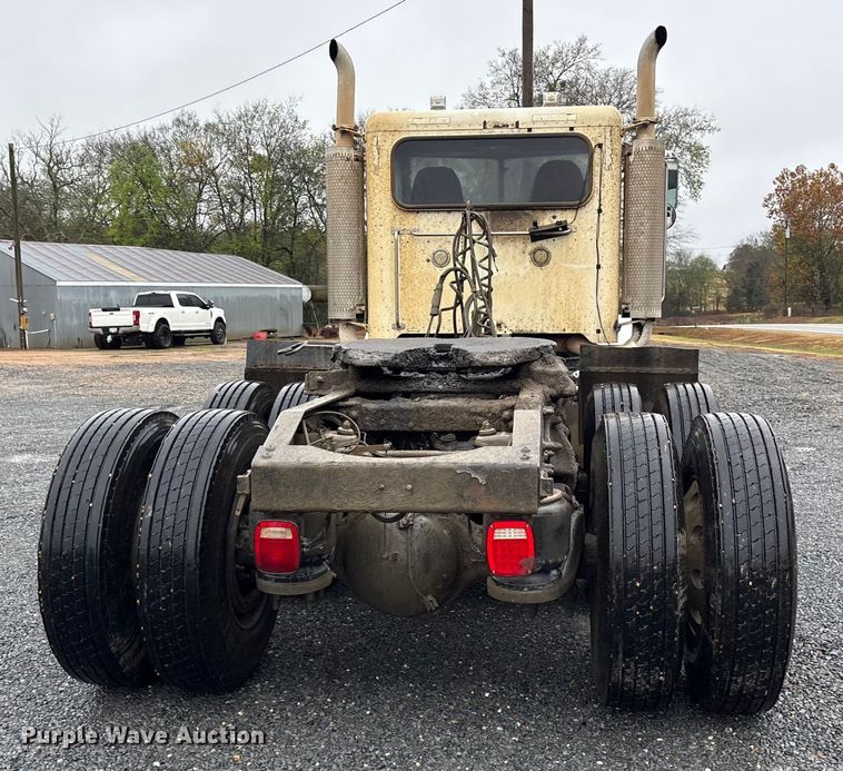 image for item ET7320 2007 Peterbilt 385 semi truck