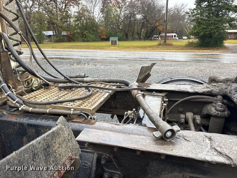 image for item ET7320 2007 Peterbilt 385 semi truck