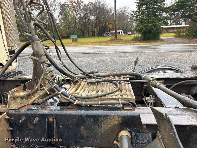 image for item ET7320 2007 Peterbilt 385 semi truck