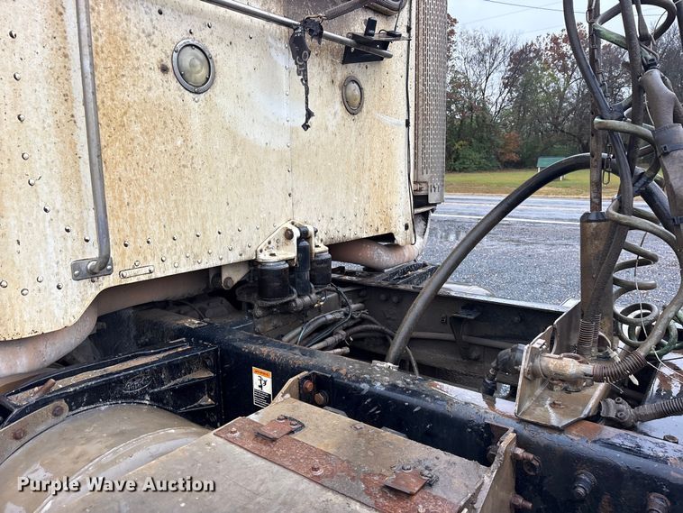 image for item ET7320 2007 Peterbilt 385 semi truck