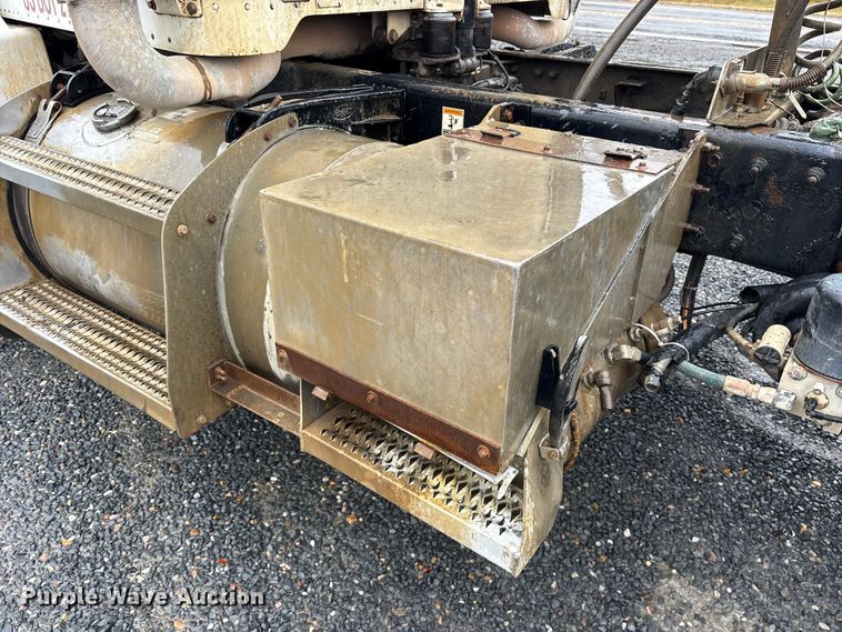 image for item ET7320 2007 Peterbilt 385 semi truck