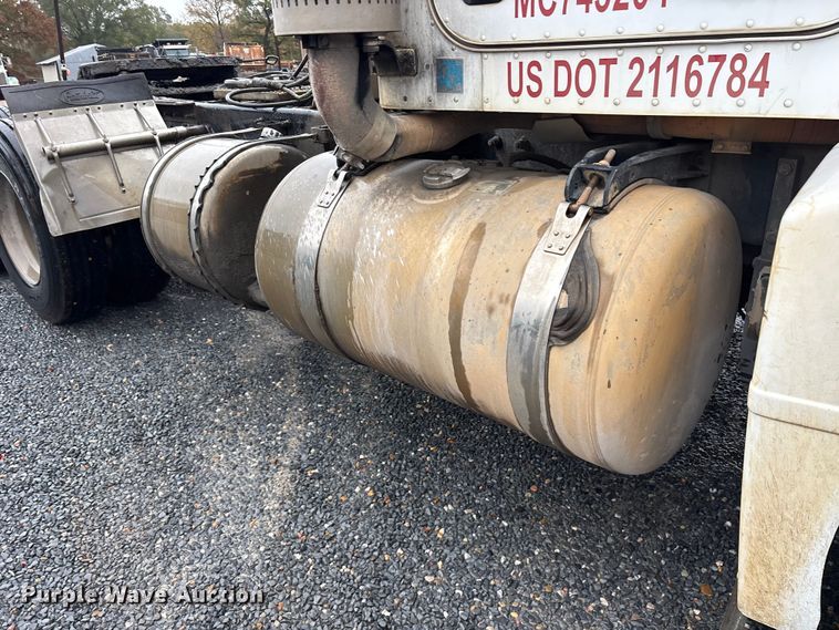 image for item ET7320 2007 Peterbilt 385 semi truck