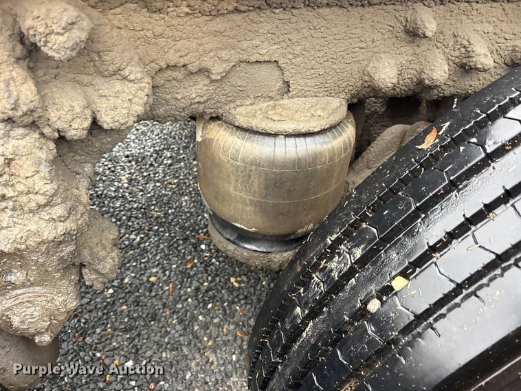 image for item ET7320 2007 Peterbilt 385 semi truck