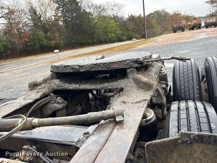 image for item ET7320 2007 Peterbilt 385 semi truck