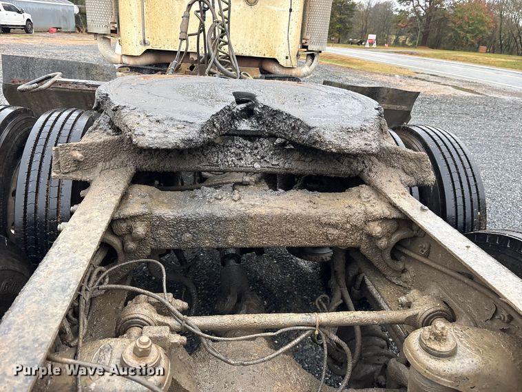 image for item ET7320 2007 Peterbilt 385 semi truck