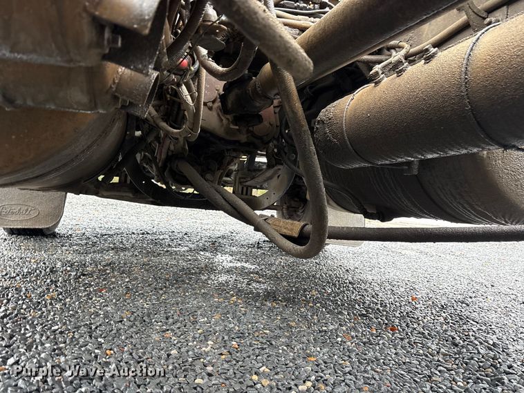 image for item ET7320 2007 Peterbilt 385 semi truck