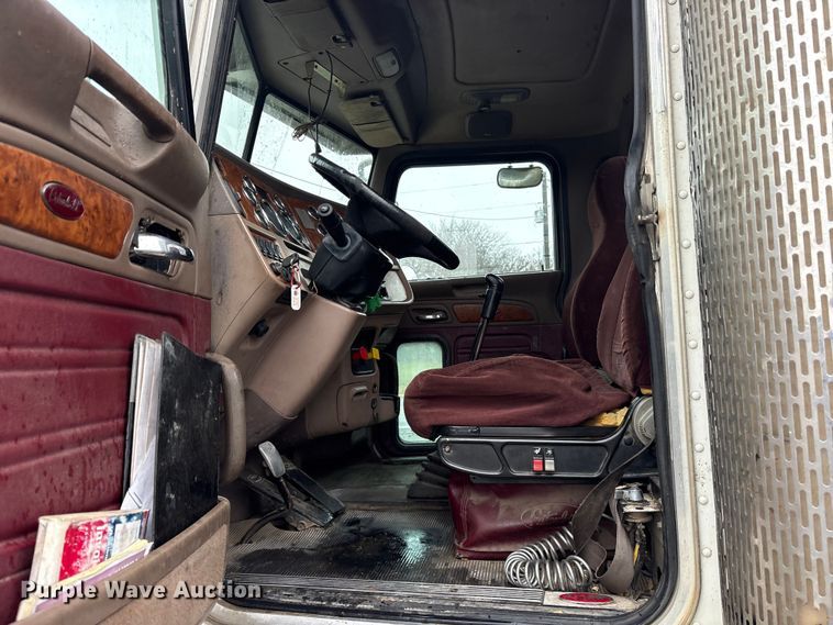 image for item ET7320 2007 Peterbilt 385 semi truck