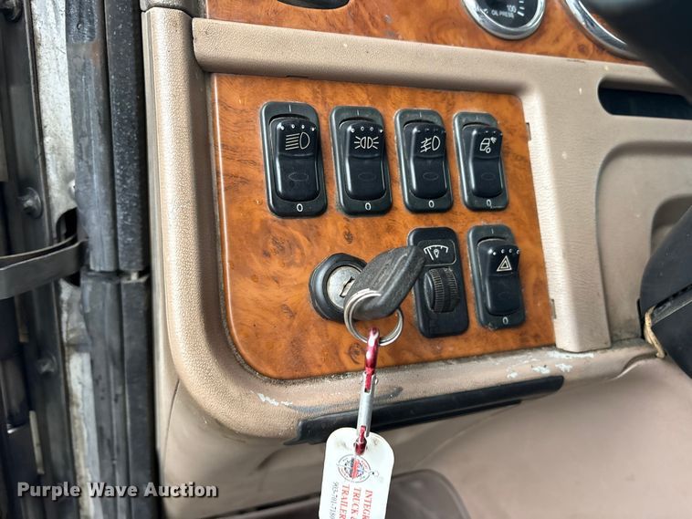 image for item ET7320 2007 Peterbilt 385 semi truck