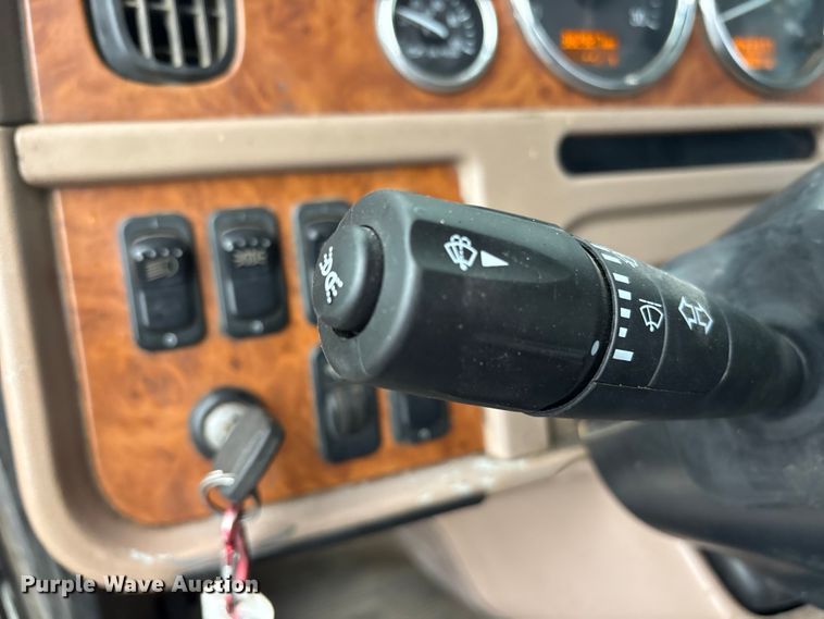 image for item ET7320 2007 Peterbilt 385 semi truck