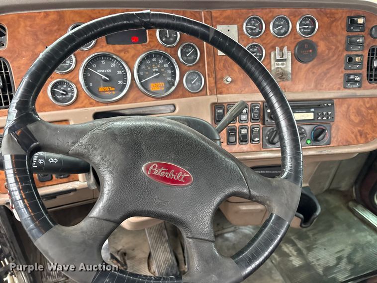 image for item ET7320 2007 Peterbilt 385 semi truck