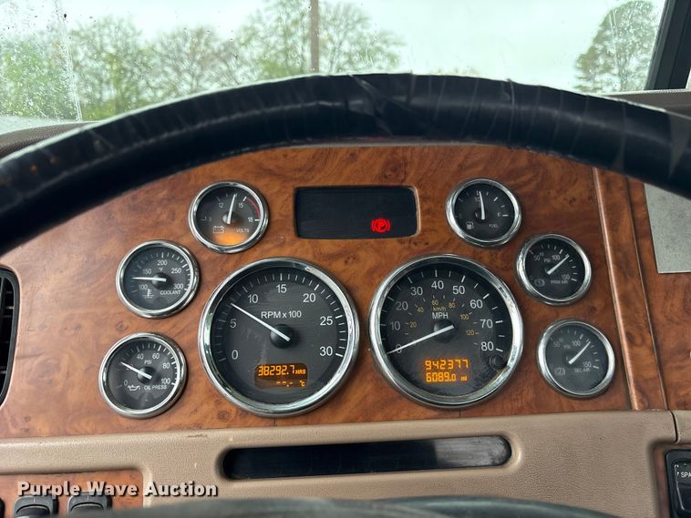 image for item ET7320 2007 Peterbilt 385 semi truck