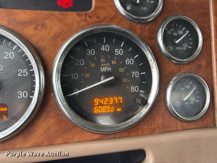 image for item ET7320 2007 Peterbilt 385 semi truck