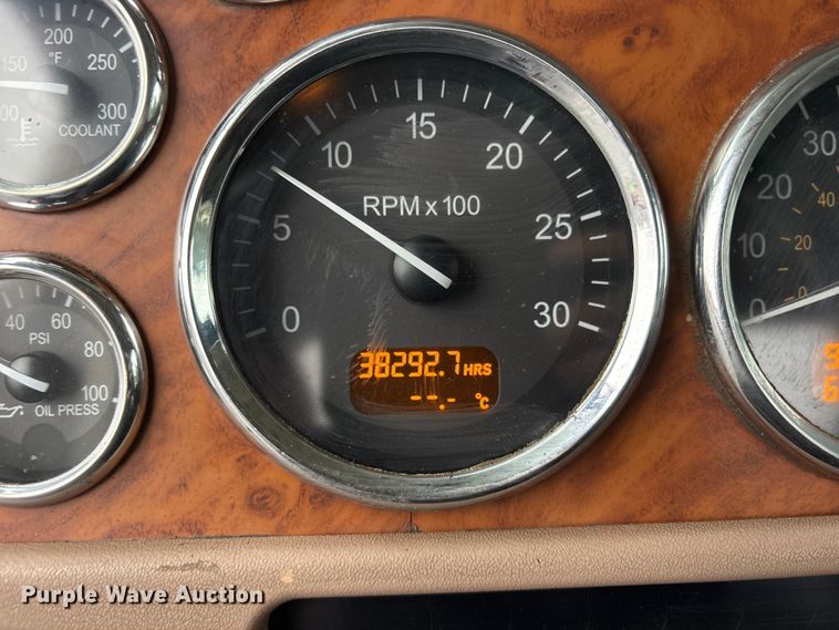 image for item ET7320 2007 Peterbilt 385 semi truck