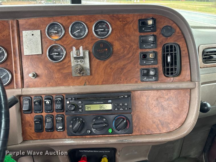 image for item ET7320 2007 Peterbilt 385 semi truck