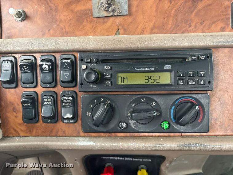 image for item ET7320 2007 Peterbilt 385 semi truck